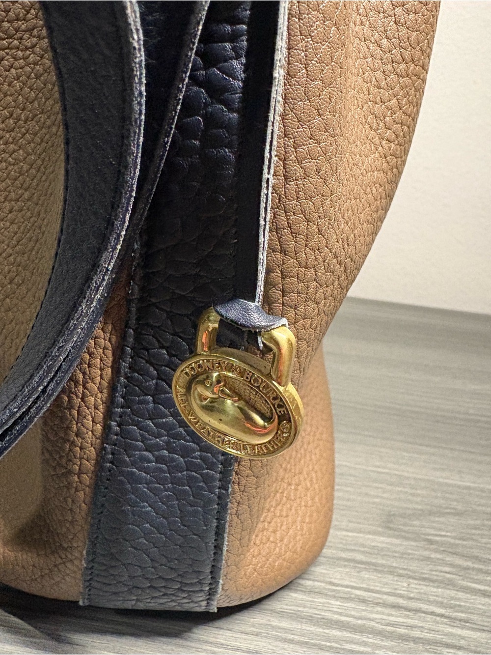Vintage Dooney & Bourke AWL Surrey Bucket Bag British Tan Navy Red - Picture 4 of 10